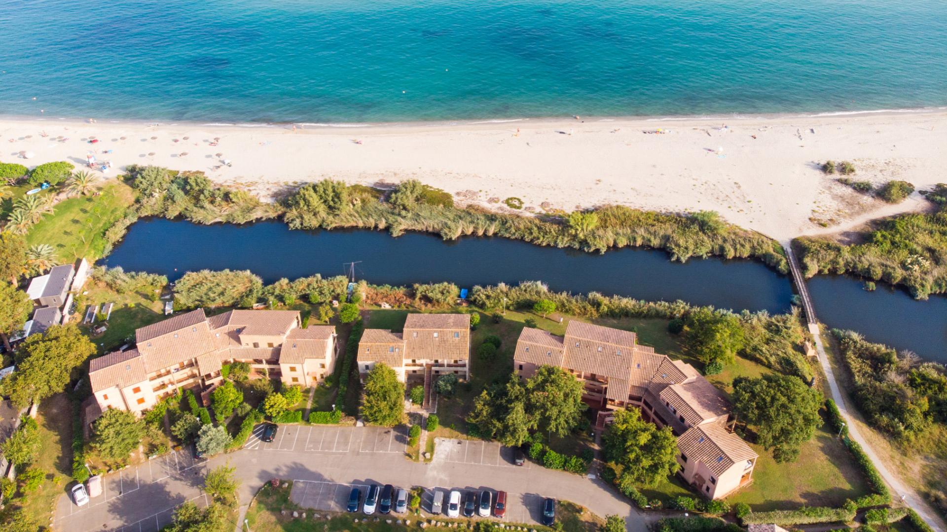 Vista aerea di edifici residenziali vicino alla spiaggia e al mare.