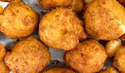 Deliziose frittelle dorate, croccanti all'esterno e morbide all'interno.