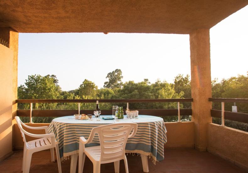 Terrazza con tavolo apparecchiato, vista natura.